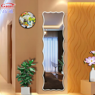 Melhore o design do seu banheiro com um espelho sem moldura como ponto focal