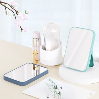 Espelho de maquiagem portátil de pé e mesa de banheiro com design compacto