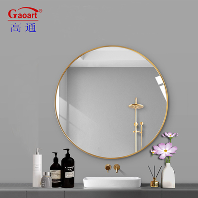 Decoração elegante da sala de estar com espelho de parede oval decorativo em estilo elegante