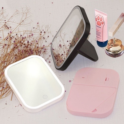 Prepare-se a qualquer momento e em qualquer lugar com este conveniente espelho de viagem cosmético
