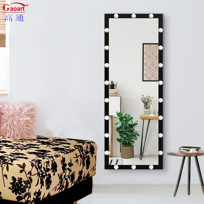 Descubra a iluminação perfeita para sua maquiagem com o Hollywood Mirror