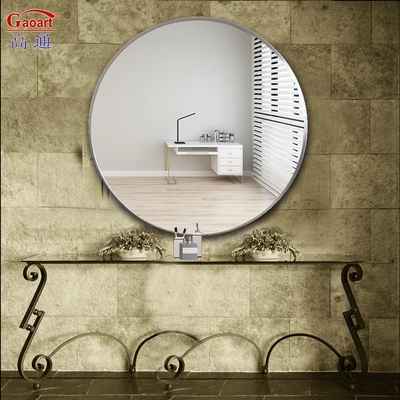 Espelho em moldura elegante e personalizável eleva seus interiores