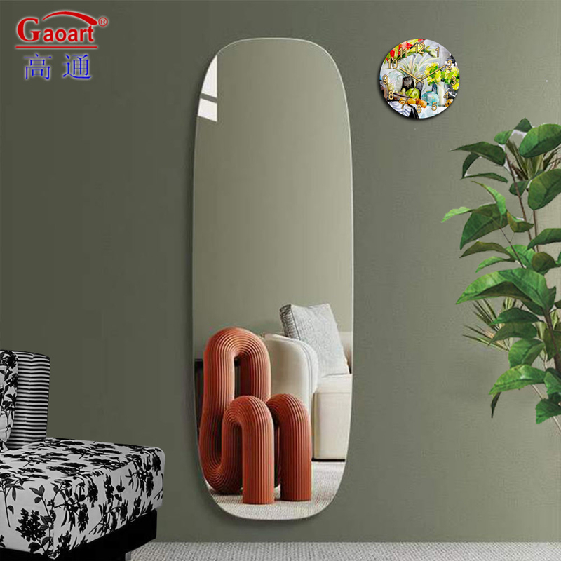 Adicione um toque de elegância à decoração da sua casa com este espelho de comprimento de piso embebido