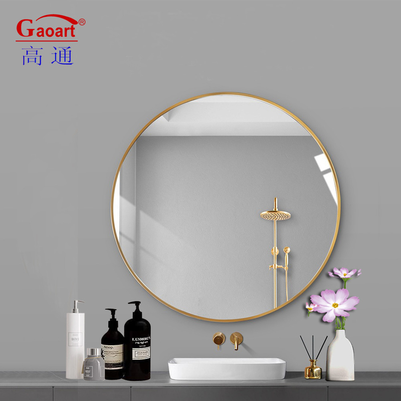 Decoração elegante da sala de estar com espelho de parede oval decorativo em estilo elegante